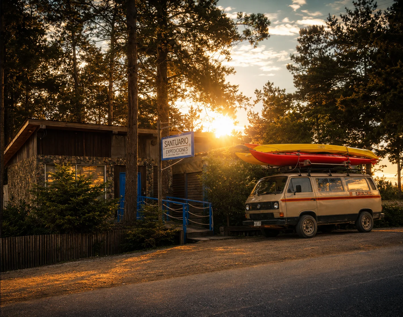 Agencia Santuario Expediciones en Punta de Lobos al atardecer, con kayaks preparados para salir