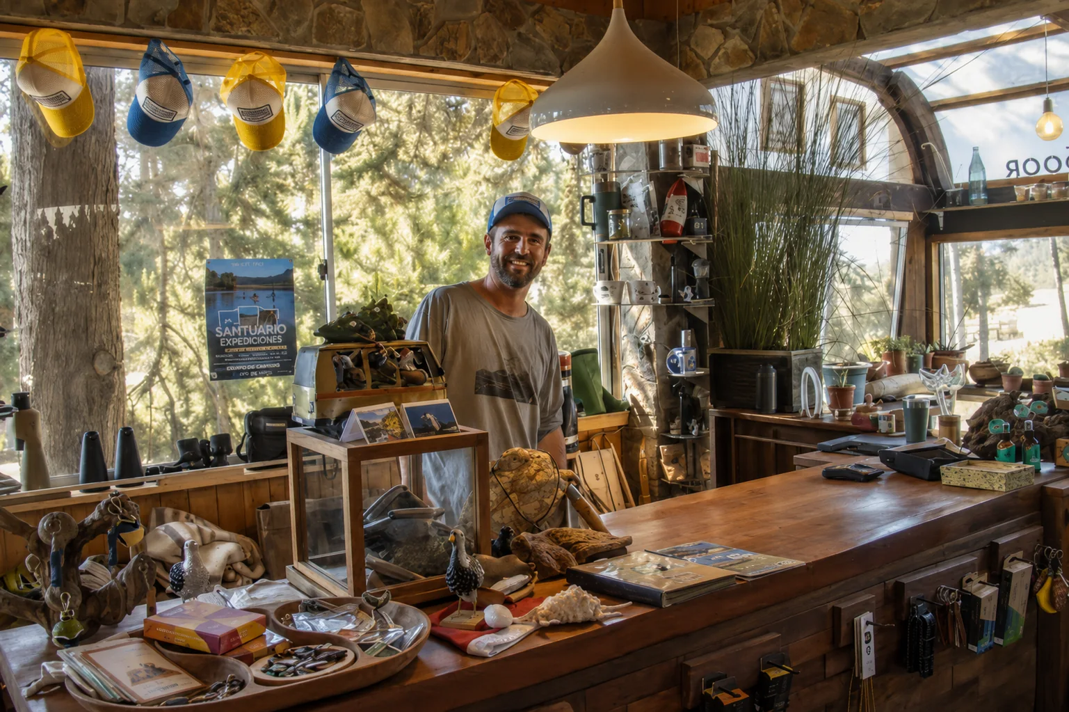 Tienda Santuario Expediciones con equipo outdoor, objetos artesanales y un guía en Pichilemu